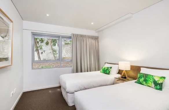 Waves #1 Beach Hotel Stradbroke Island | 164 Dickson Way, Point Lookout QLD 4183, Australia | Phone: (07) 3415 3949