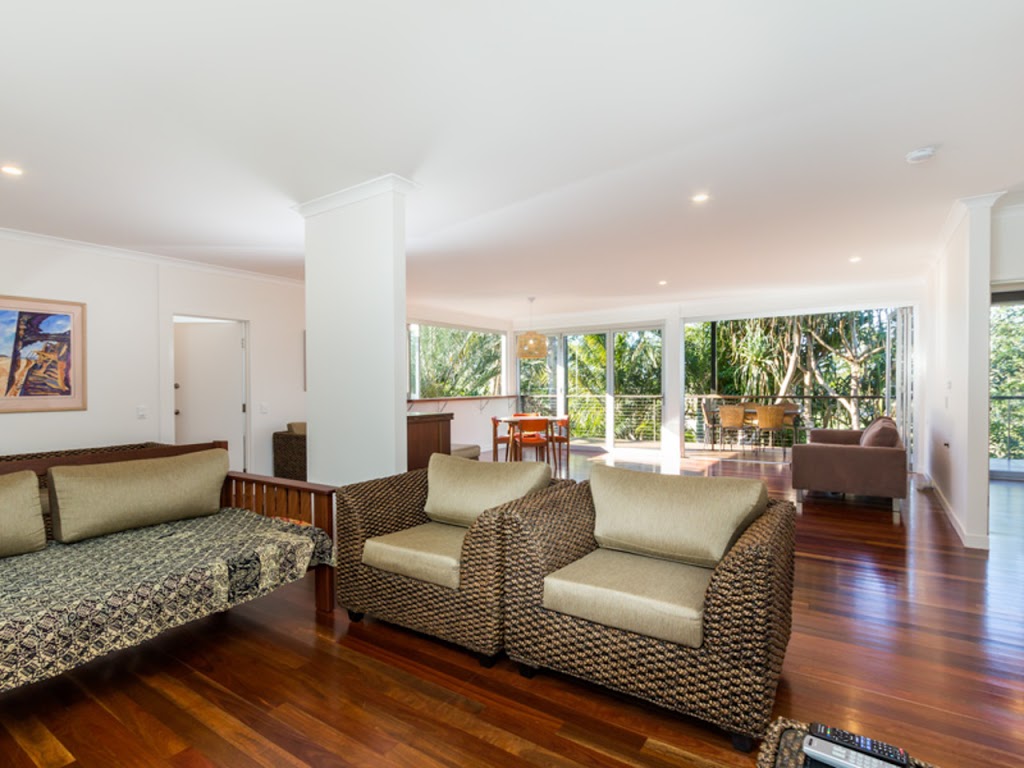 Cylinder Palms Holiday Home | 39 Yarrong Rd, Point Lookout QLD 4183, Australia | Phone: (07) 3409 8255