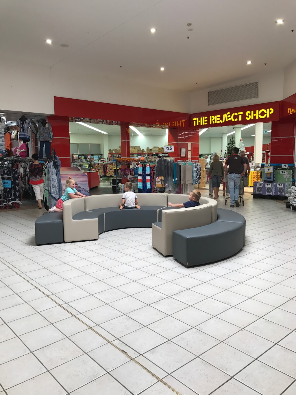 Rocks Central Shopping Centre | 255 Gregory St, South West Rocks NSW 2431, Australia | Phone: (03) 9831 8966