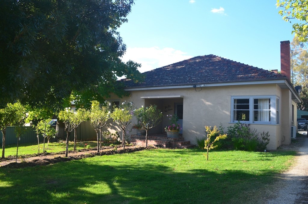 Yea Fig Tree House | Central Yea, Yea VIC 3717, Australia | Phone: 0421 270 297