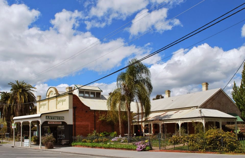 Tocumwal Antiques & Tea Rooms | cafe | 15 Deniliquin St, Tocumwal NSW 2714, Australia | 0358742336 OR +61 3 5874 2336