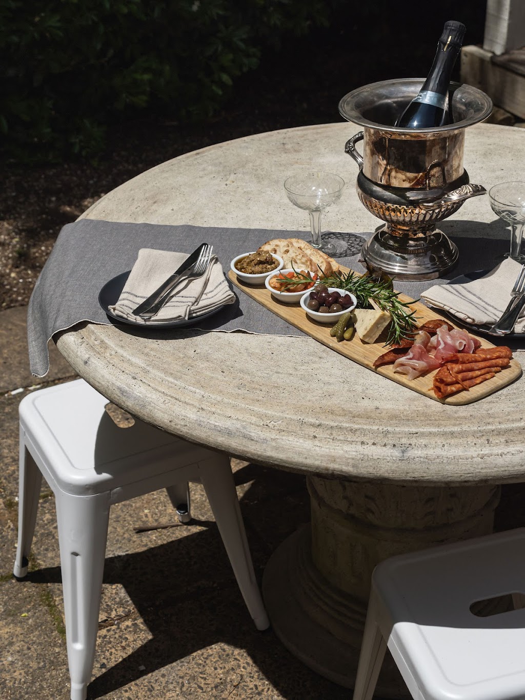 The Cosmopolitan Cottage | Luxury Accommodation | 10 Quarry St, Trentham VIC 3458, Australia | Phone: (03) 5424 1516