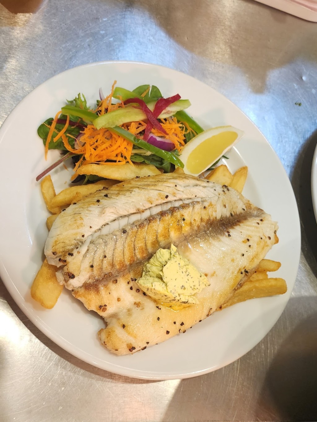 Tracks Cafe The Island Asc | 8000 Pacific Hwy, Nerong NSW 2324, Australia | Phone: 0448 122 890