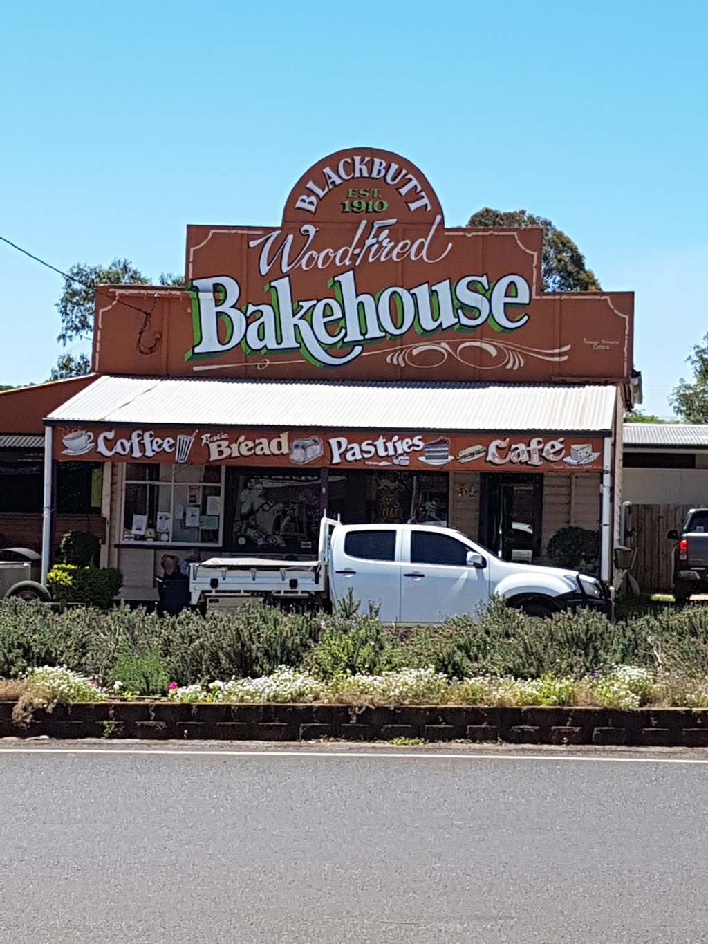 Blackbutt Wood-Fired Bakery | bakery | 34 Coulson St, Blackbutt QLD 4306, Australia | 0741700525 OR +61 7 4170 0525