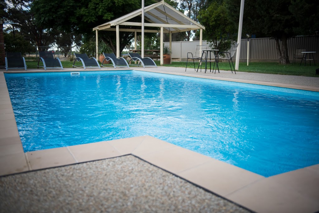 Cadell on the Murray Motel Resort | 325 Perricoota Rd, Moama NSW 2731, Australia | Phone: (03) 5482 4500