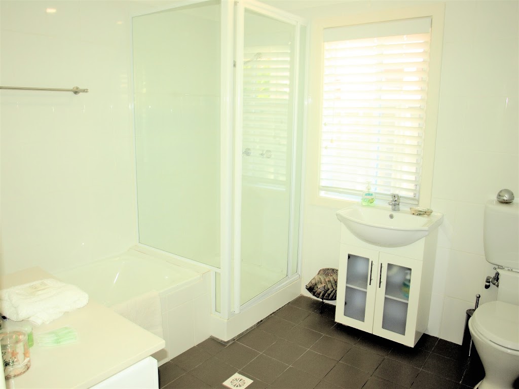 Seaside House Jervis Bay | 55 Elizabeth Dr, Vincentia NSW 2540, Australia | Phone: 0435 084 261