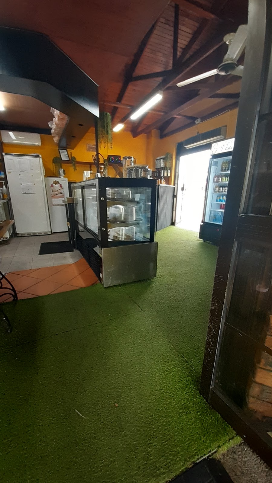 Smylies cafe esk | 137 Ipswich St, Esk QLD 4312, Australia | Phone: (07) 5424 1415