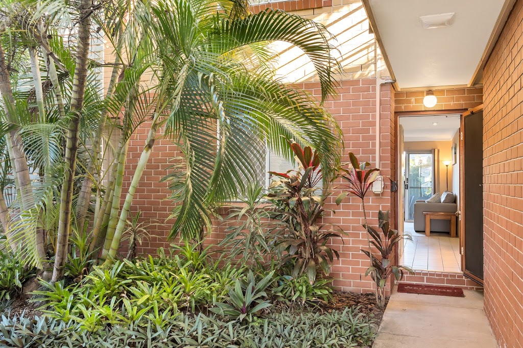 Superb + Convenient 2 Bedroom Courtyard Apartment | 11 Burlington St, Holland Park West QLD 4121, Australia | Phone: 0413 320 328