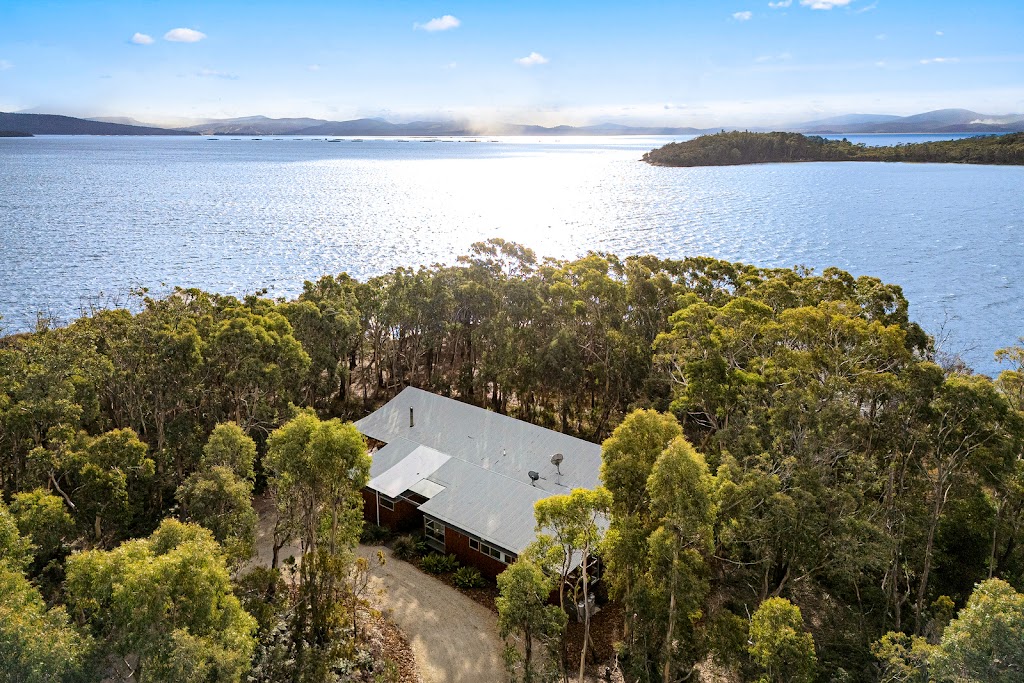 Bruny Bay House | 670a Lighthouse Rd, South Bruny TAS 7150, Australia | Phone: 0473 060 620