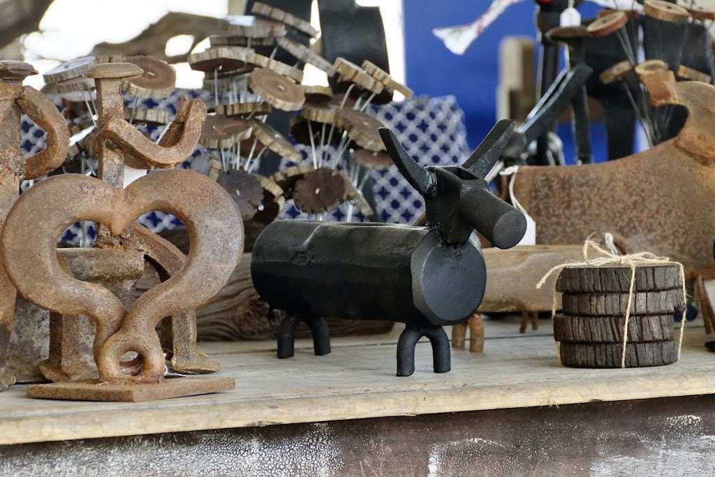 The Red Barn | 23 Rockhound Rd, Sapphire Central QLD 4702, Australia | Phone: 0428 384 500