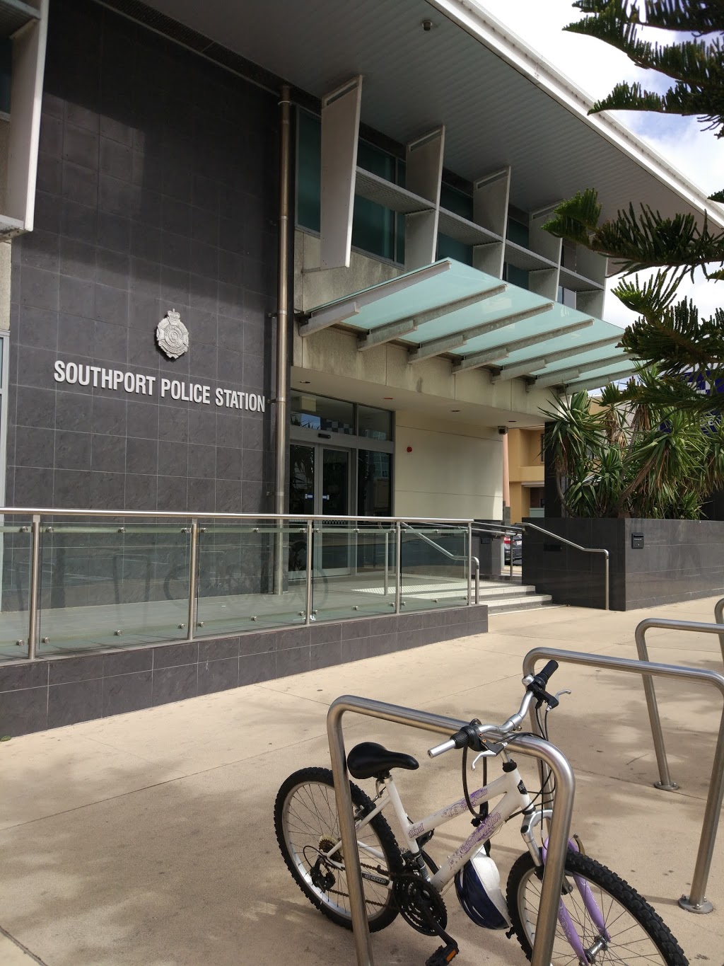 Southport Police Station | police | 96 Scarborough St, Southport QLD 4215, Australia | 131444 OR +61 131444