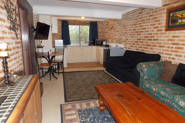 Paradise Apartment | lodging | 11B Margaret St, Point Clare NSW 2250, Australia | 0438473033 OR +61 438 473 033