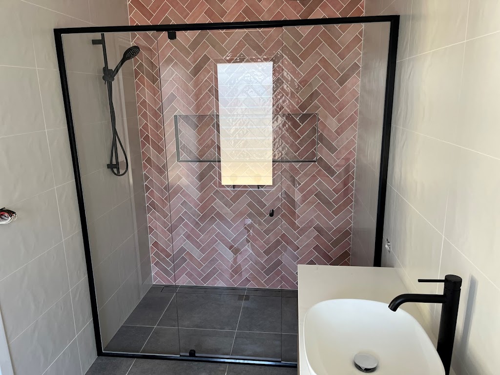 Atlas Glass | 5 Venture Cl, Morisset NSW 2264, Australia | Phone: 0466 522 244