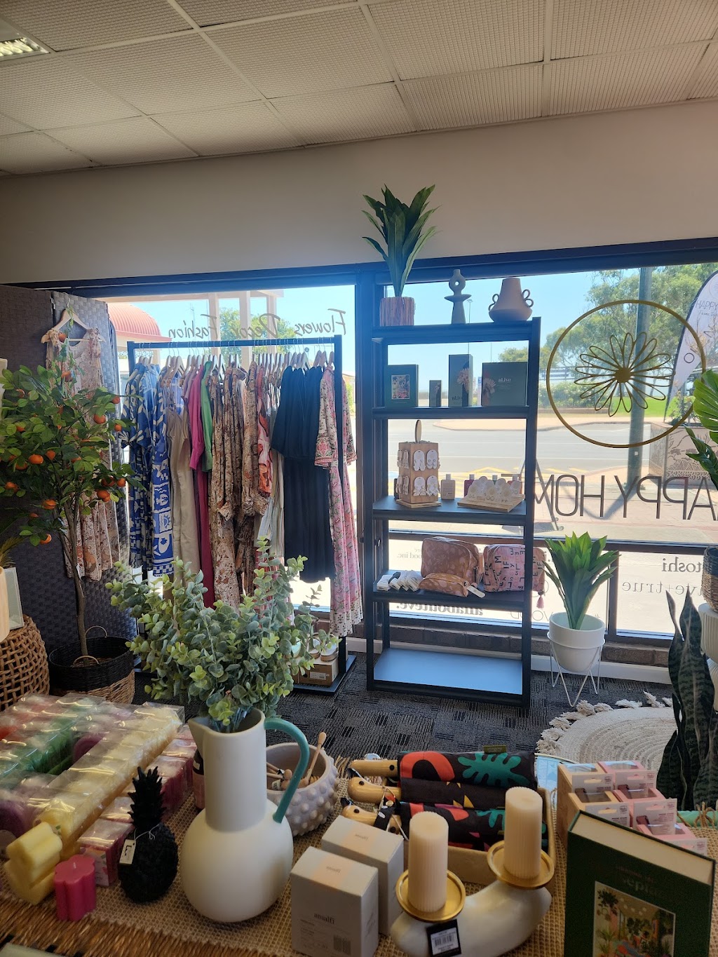 Happy Home Meningie | 44 Princes Hwy, Meningie SA 5264, Australia | Phone: 0411 599 064