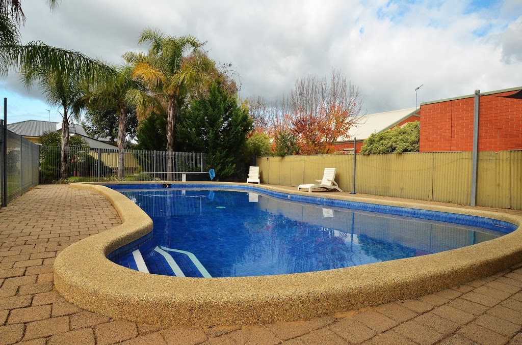 Executive Hideaway Motel/Apartments, Benalla | 71 Samaria Rd, Benalla VIC 3672, Australia | Phone: (03) 5762 4055