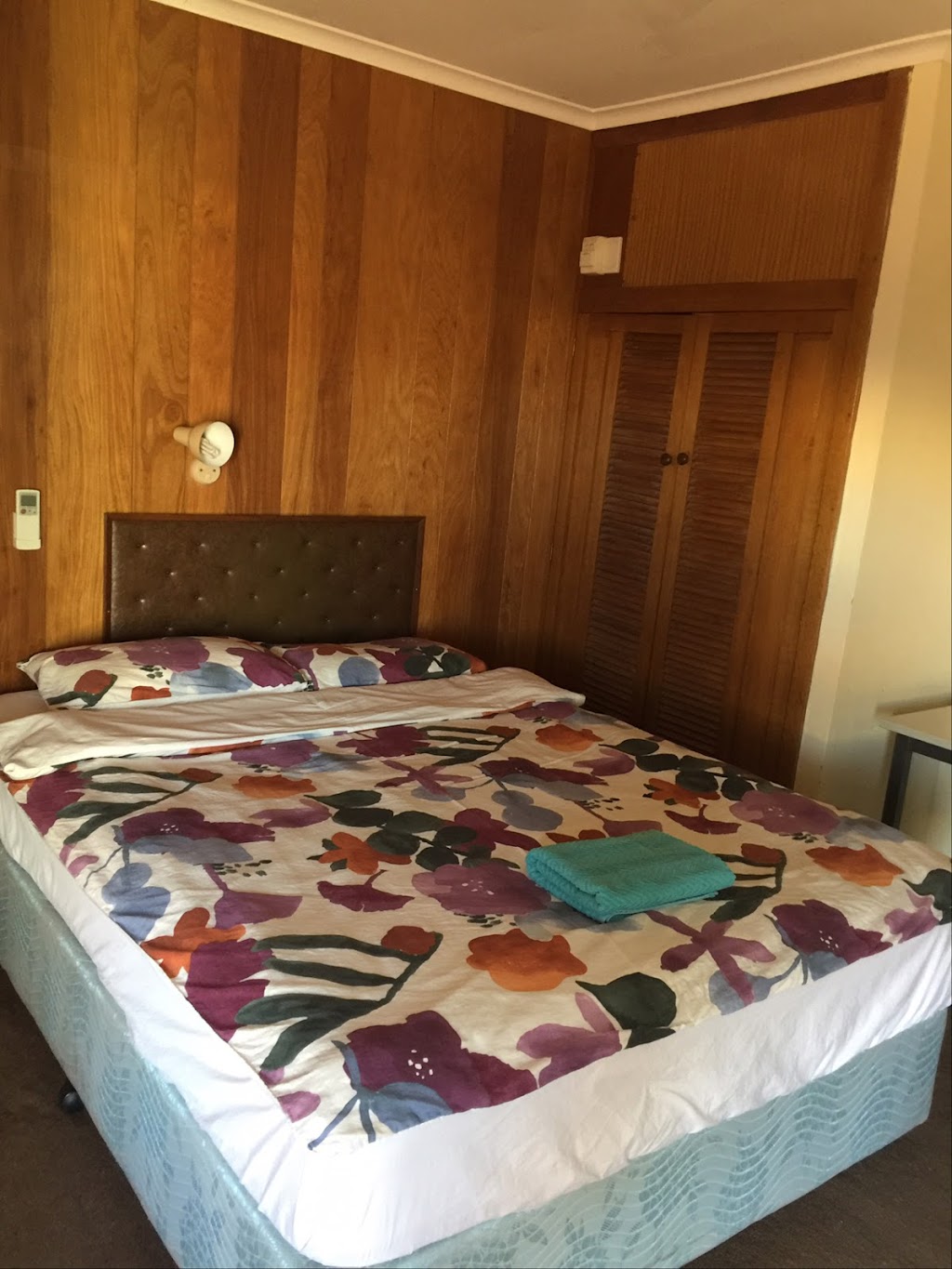 Commercial Hotel Meekatharra | 77 Main St, Meekatharra WA 6642, Australia | Phone: (08) 9981 1020