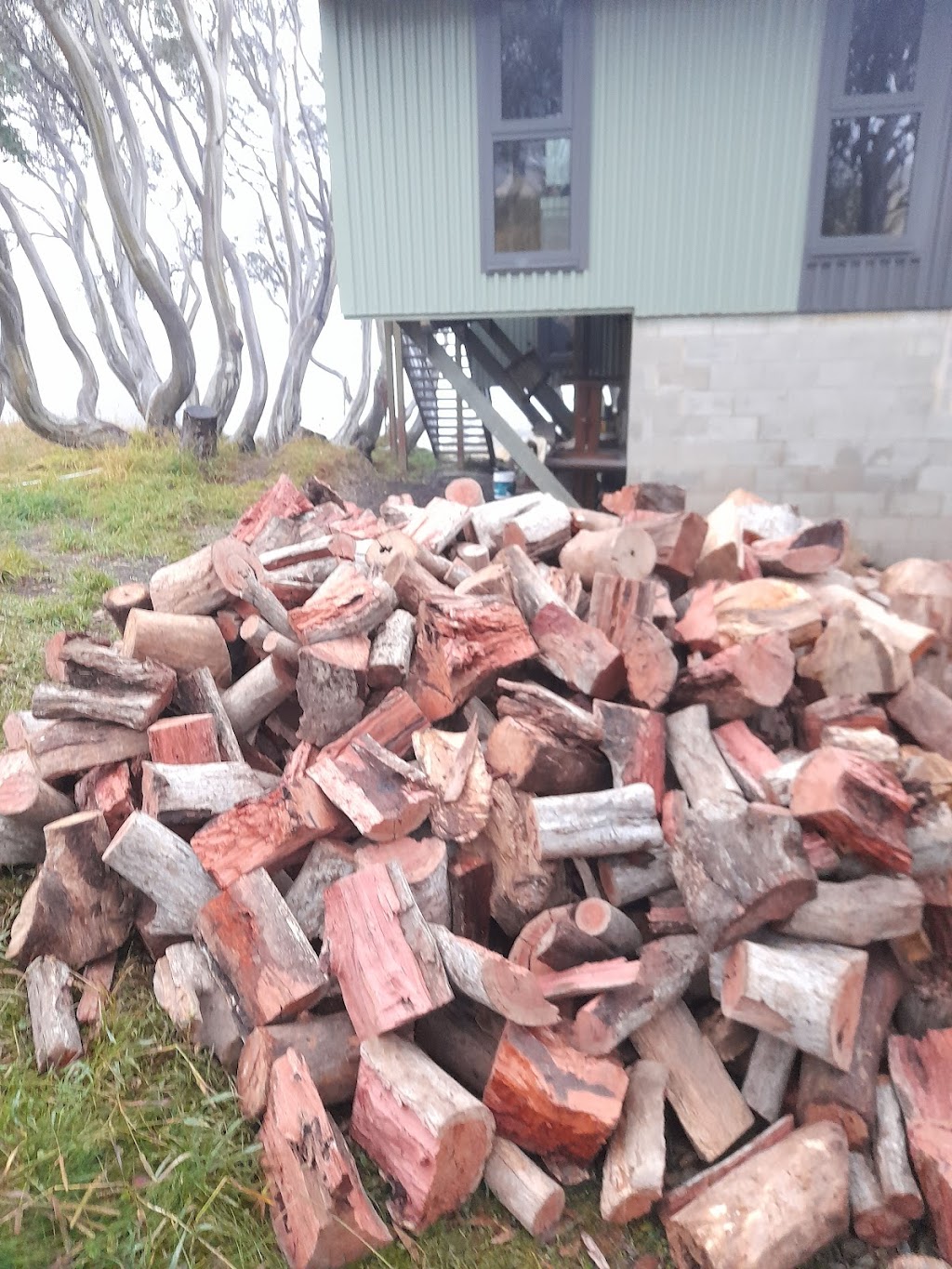 Alpine Firewood Supplies | 47 Station St, Porepunkah VIC 3740, Australia | Phone: (03) 5756 2686