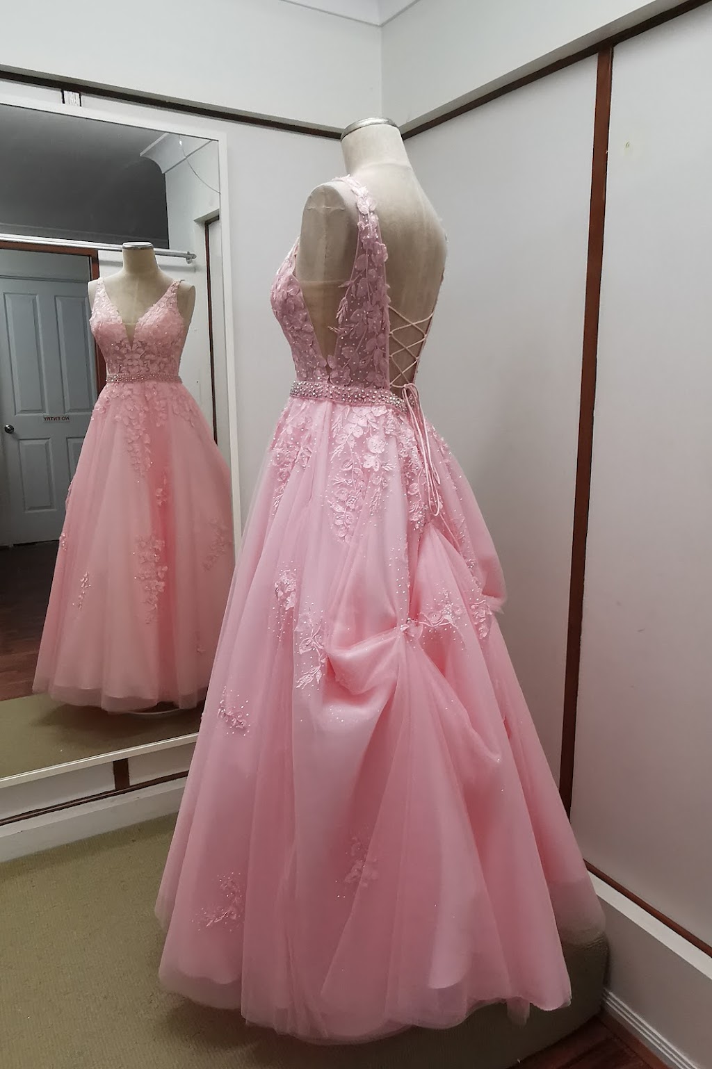 Coomera Clothing alterations | Shop/112 Brygon Creek Dr, Upper Coomera QLD 4209, Australia | Phone: (07) 5529 8838