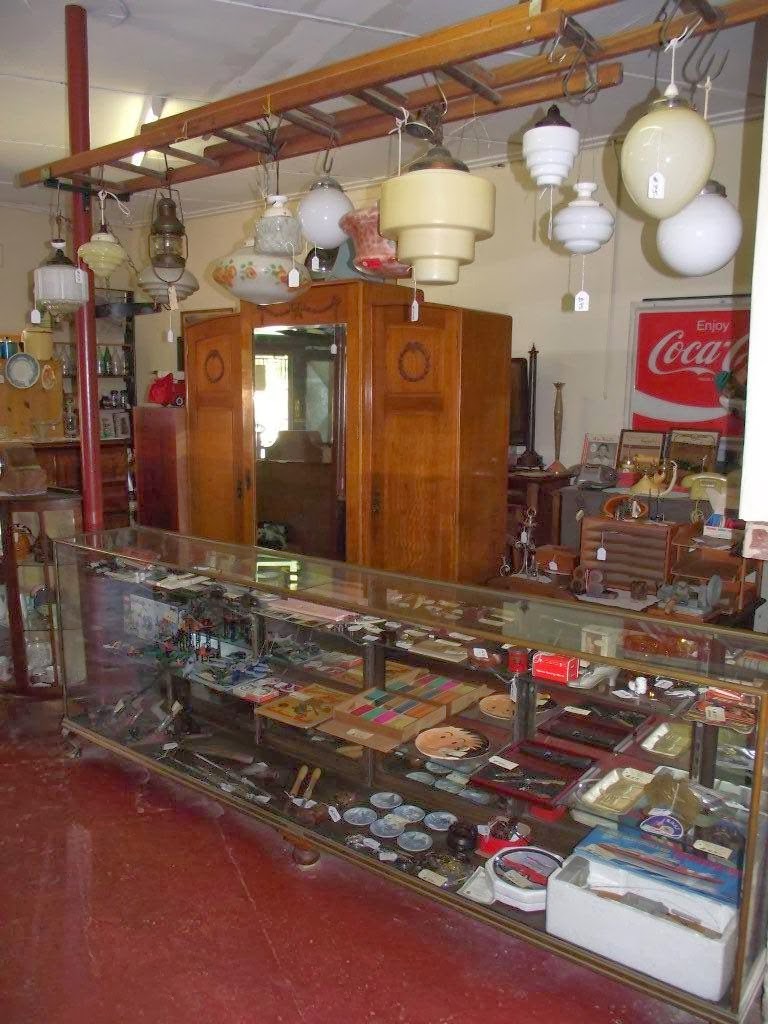Michaels Old Wares & Collectables | furniture store | 96 Lagoon St, Goulburn NSW 2580, Australia | 0419019304 OR +61 419 019 304