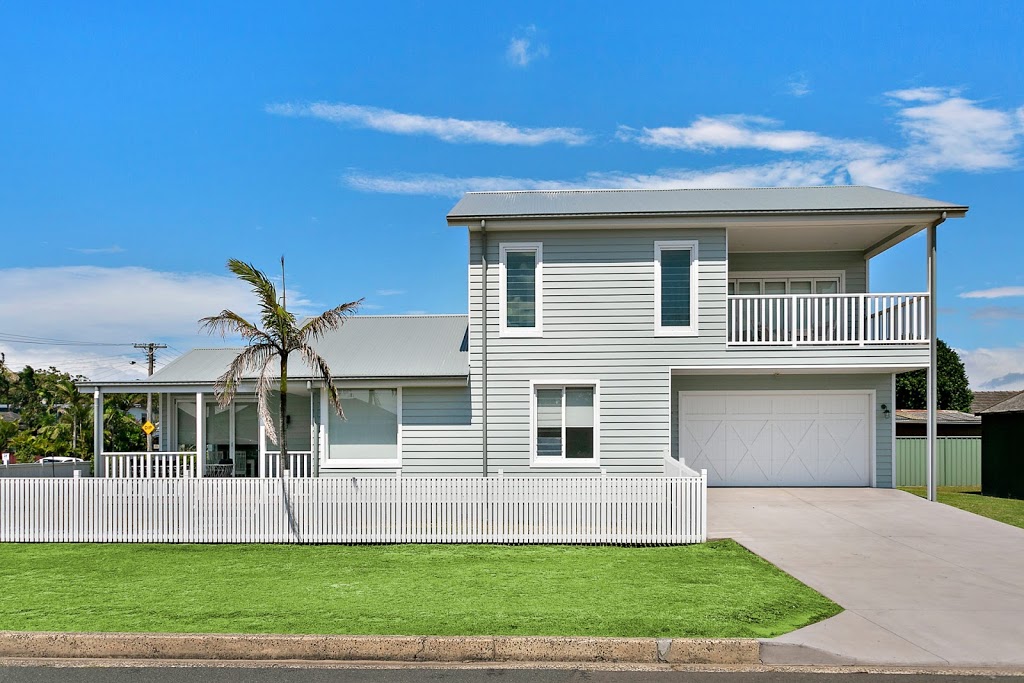 The Hamptons House at Windang Beach | real estate agency | 20 Ocean St, Windang NSW 2528, Australia | 0242079988 OR +61 2 4207 9988