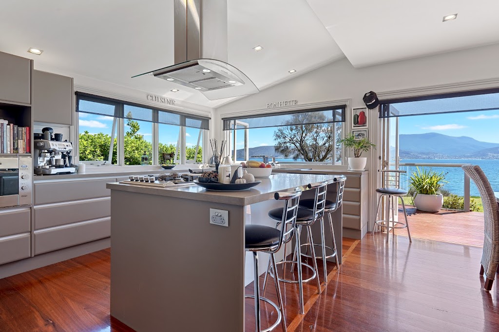 "Casa Con Vista" Luxury Waterfront Home, Sleeps 10 | 199A Tranmere Rd, Tranmere TAS 7018, Australia | Phone: (03) 6146 4402