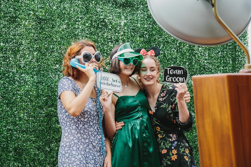 iShoot Photobooth | 70 Amhurst St, Slade Point QLD 4740, Australia | Phone: 0404 447 125
