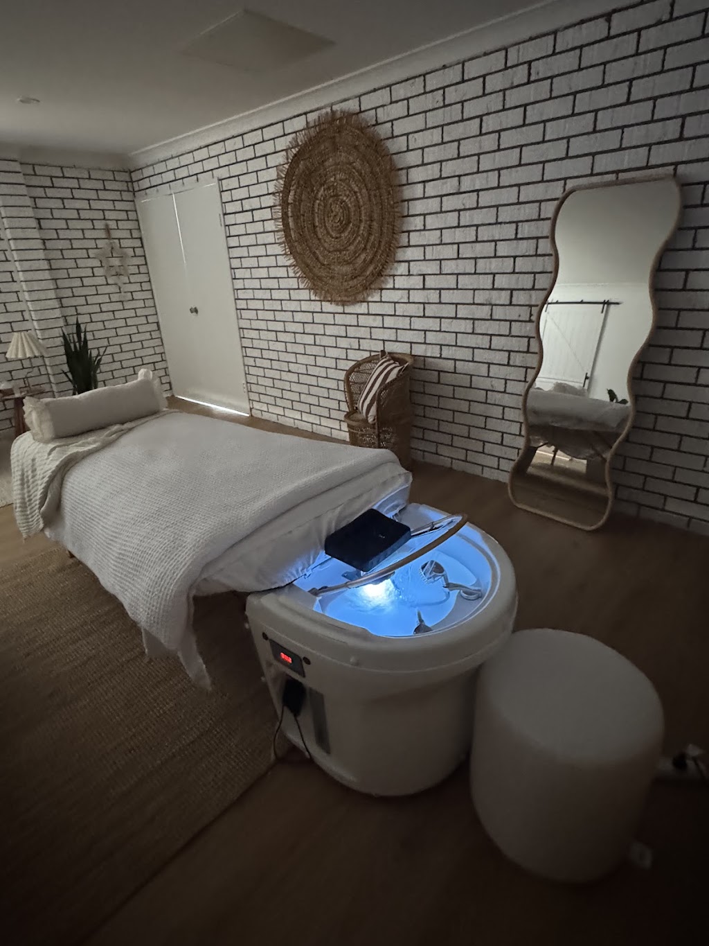Luxe Parlour Cowra | 2 River Park Rd, Cowra NSW 2794, Australia | Phone: 0400 896 807