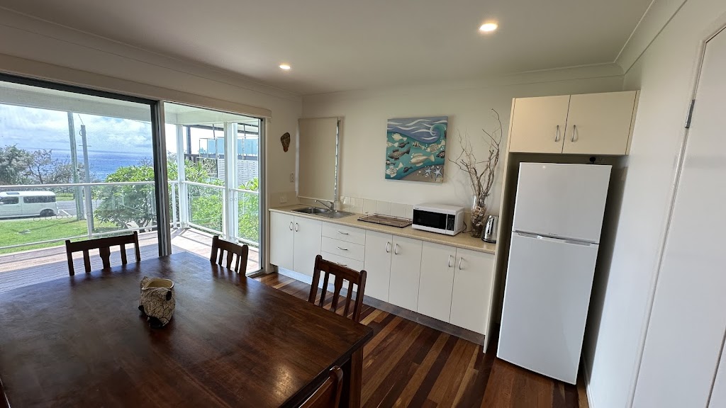 Que Sera Beach house | 25 Mooloomba Rd, Point Lookout QLD 4183, Australia | Phone: (07) 3415 3949