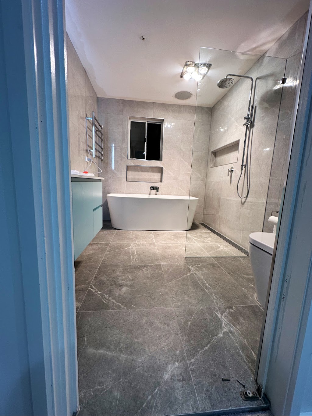 hazara tiling specialist | 11 Redleaf Cl, Hampton Park VIC 3976, Australia | Phone: 0424 044 071