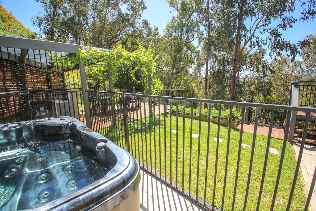 Apex Villa | 38 Hargreaves Rd, Bright VIC 3741, Australia | Phone: (03) 5759 2555