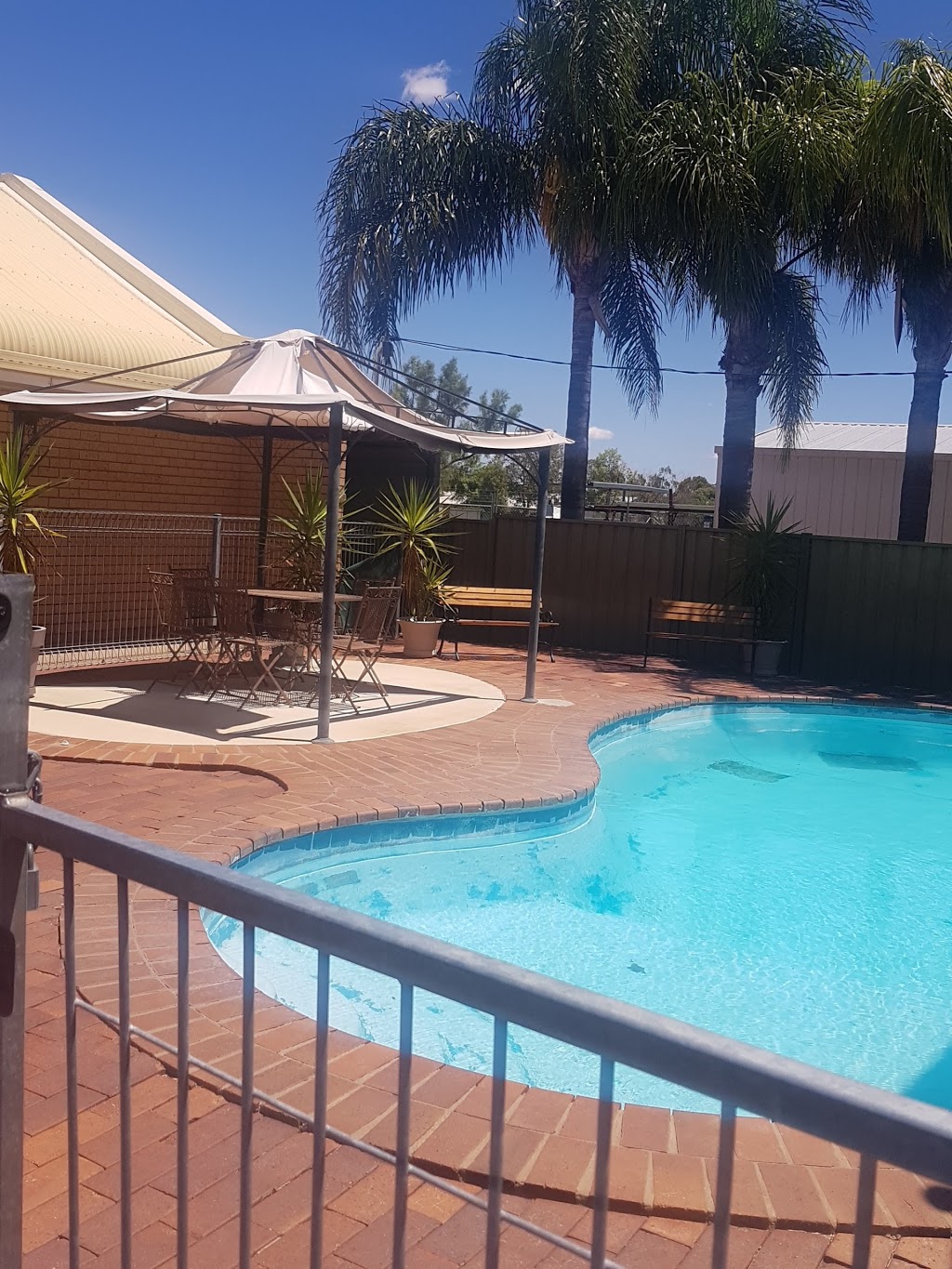 Berkeley Lodge Motor Inn | lodging | 20 Cambridge St, Mitchell QLD 4465, Australia | 0746231666 OR +61 7 4623 1666