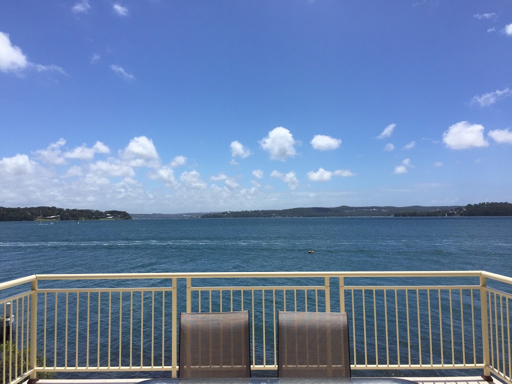 Julias Waterfront Retreat | 1 Ambrose St, Carey Bay NSW 2283, Australia | Phone: (02) 4959 4989