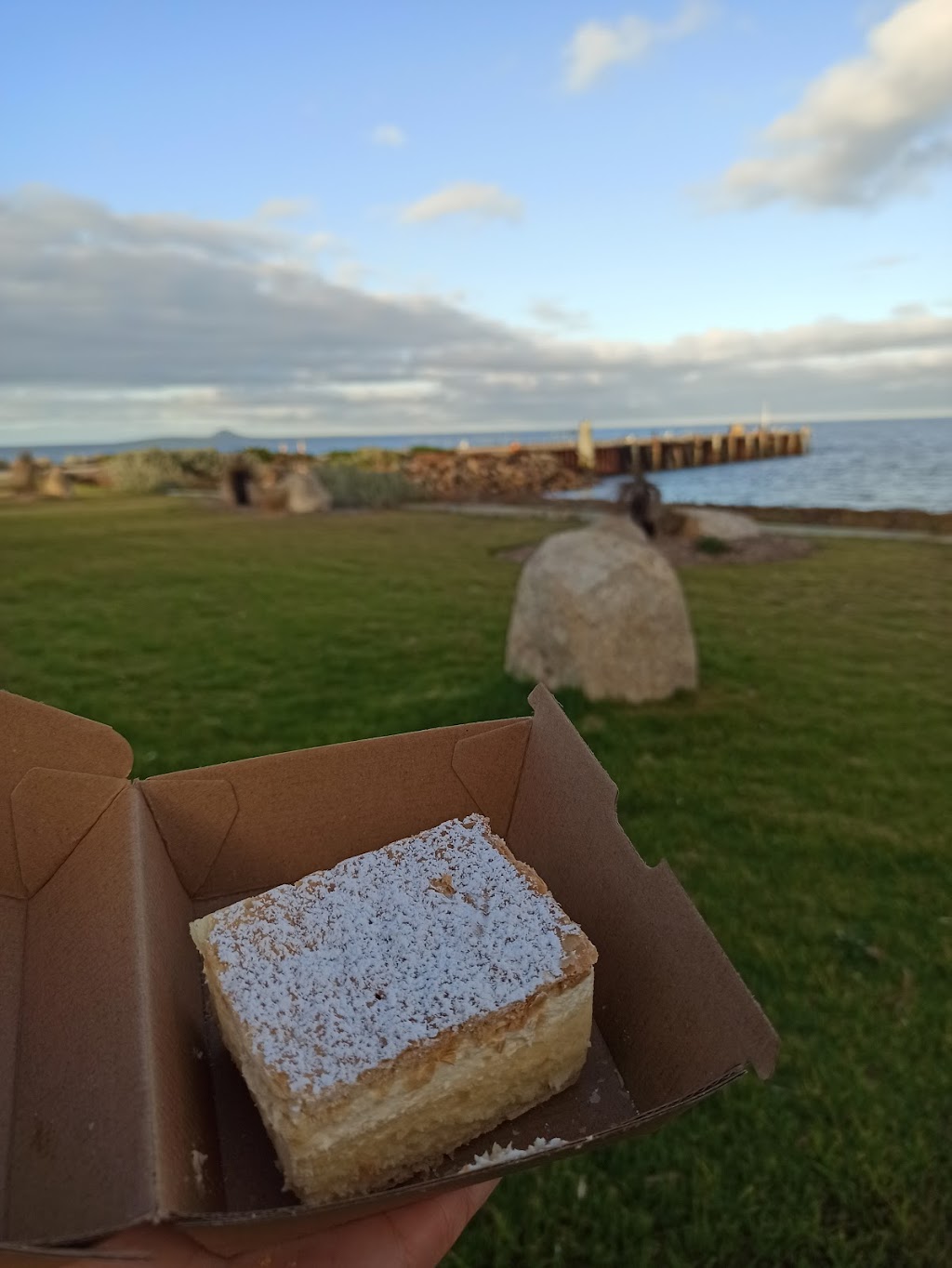 Flinders Island Bakery | bakery | 7 Lagoon Rd, Whitemark TAS 7255, Australia | 0363592105 OR +61 3 6359 2105