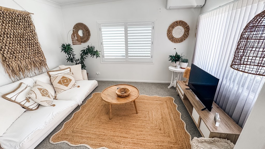 Beach Bungalow | 90 Farnborough Rd, Meikleville Hill QLD 4703, Australia | Phone: 0437 010 651