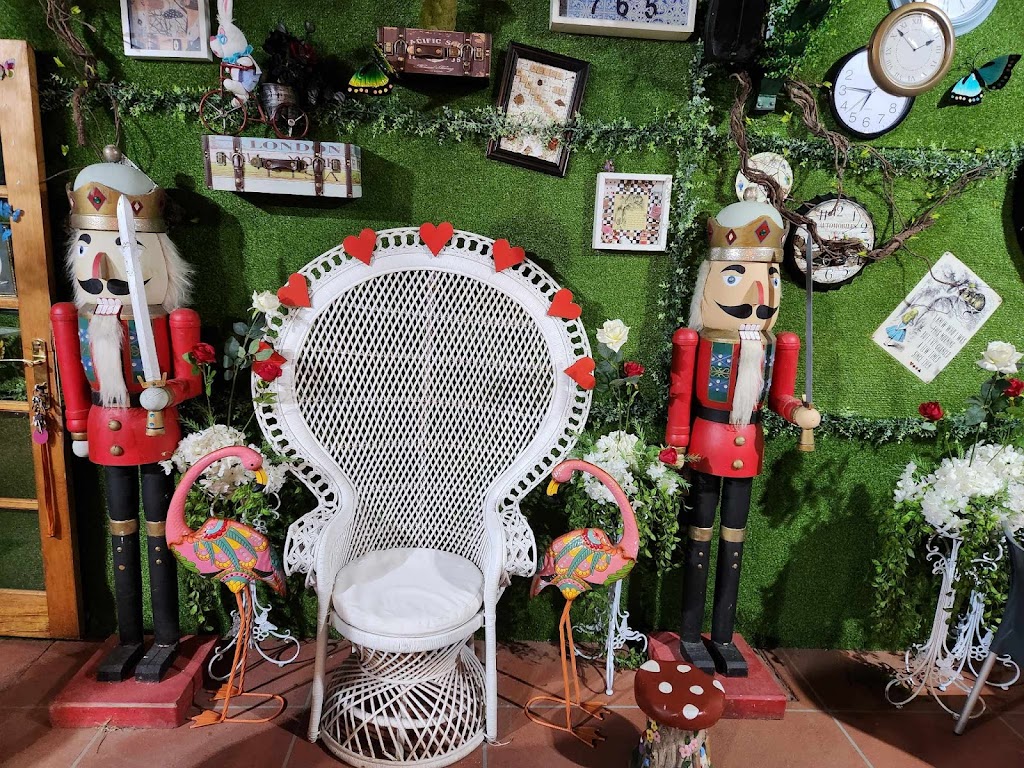 Twisted Wonderland Café | 5 Strouds Rd, Bonville NSW 2450, Australia | Phone: (02) 6653 4766