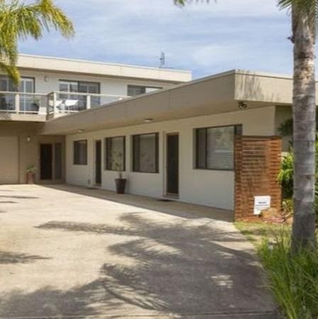 Broulee Beach Holiday Units | lodging | 8 Clarke St, Broulee NSW 2537, Australia | 0411798240 OR +61 411 798 240
