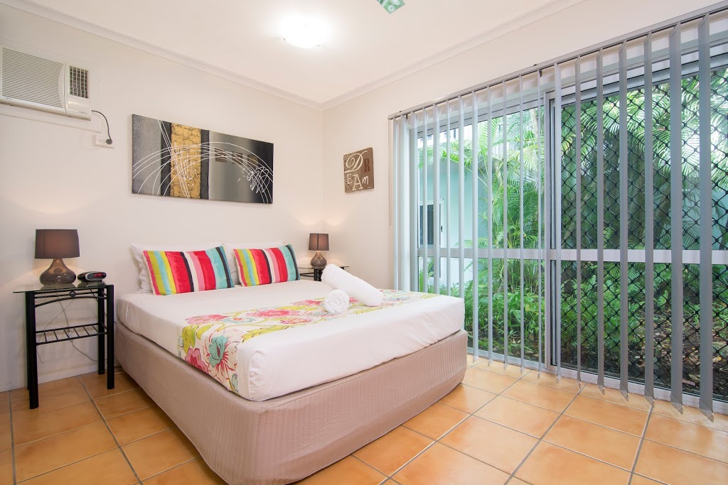 Port Douglas Outrigger Holiday Apartments | 16 Mudlo St, Port Douglas QLD 4877, Australia | Phone: (07) 4099 5662