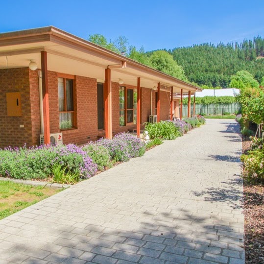 Bright Country Home | 1 Mount Porepunkah Rd, Bright VIC 3741, Australia | Phone: (03) 5759 2555