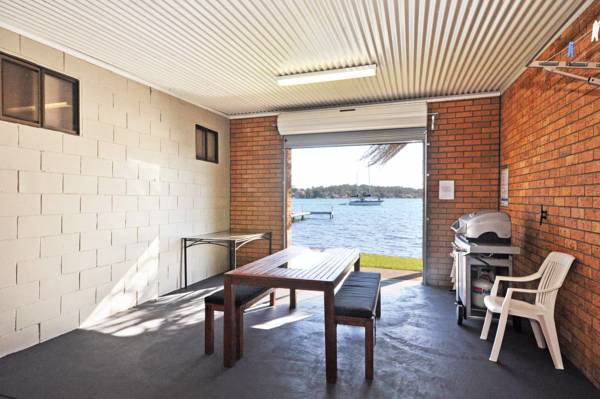 The Studio on the Lake | lodging | 64a Sealand Rd, Fishing Point NSW 2283, Australia | 0288402852 OR +61 2 8840 2852