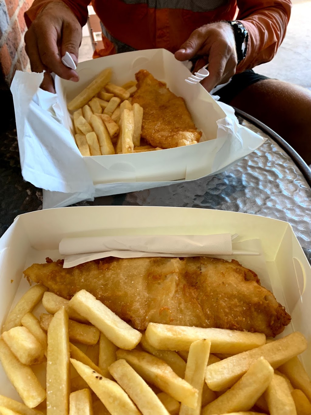 Leonies Burgers and Seafood | meal takeaway | 2/100 Wollombi Rd, Cessnock NSW 2325, Australia | 0498156477 OR +61 498 156 477