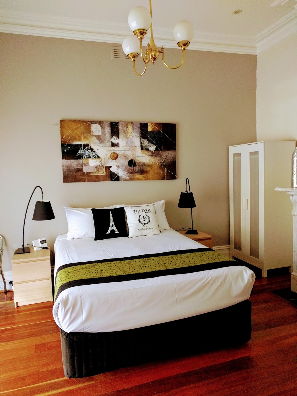 Birches Townhouse | 167 Simpson St, East Melbourne VIC 3002, Australia | Phone: (03) 9417 2344