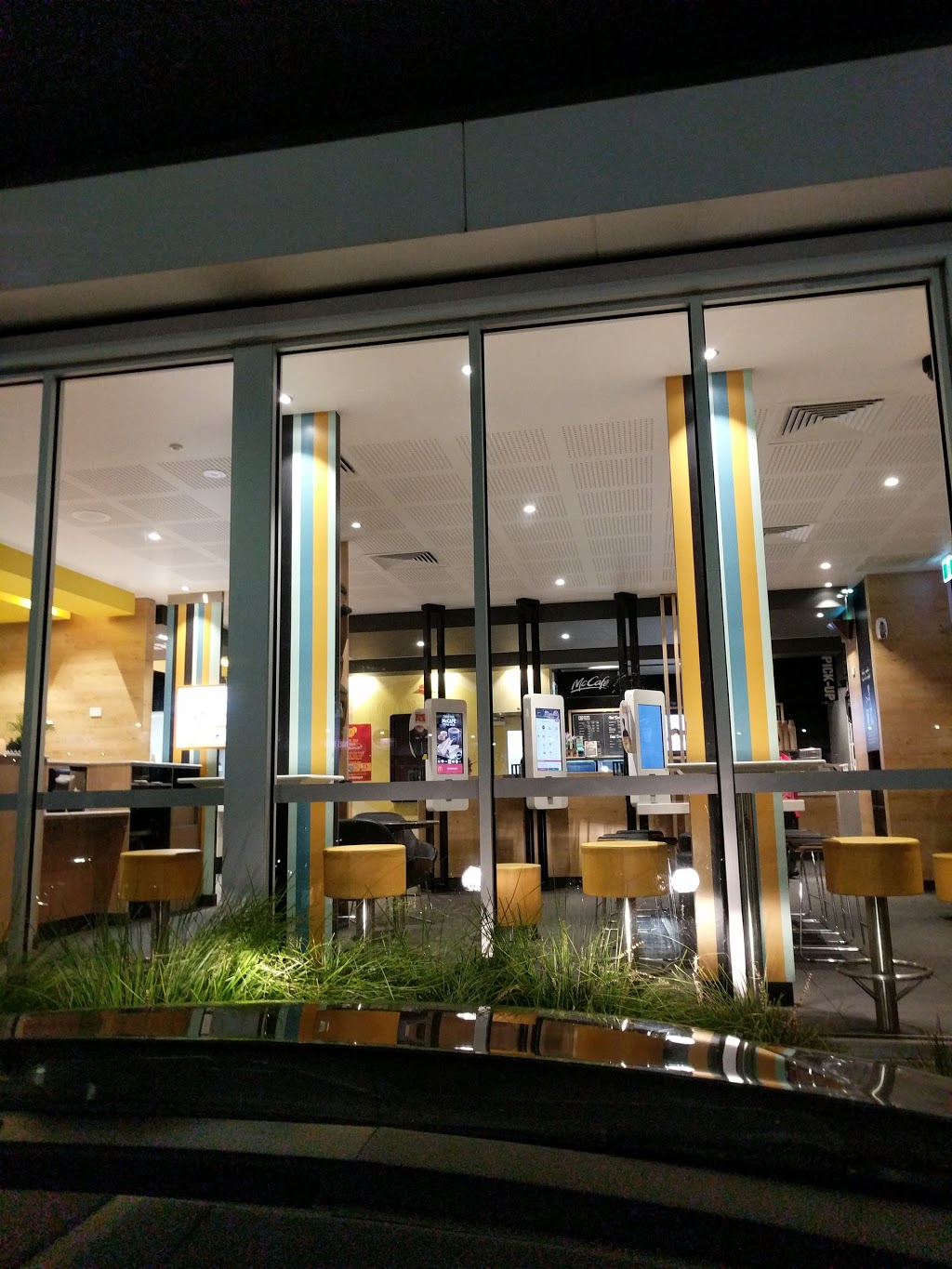 McDonalds Lara | cafe | Lara Village Shopping Centre, 120 Station Lake Rd, Lara VIC 3212, Australia | 0352824411 OR +61 3 5282 4411