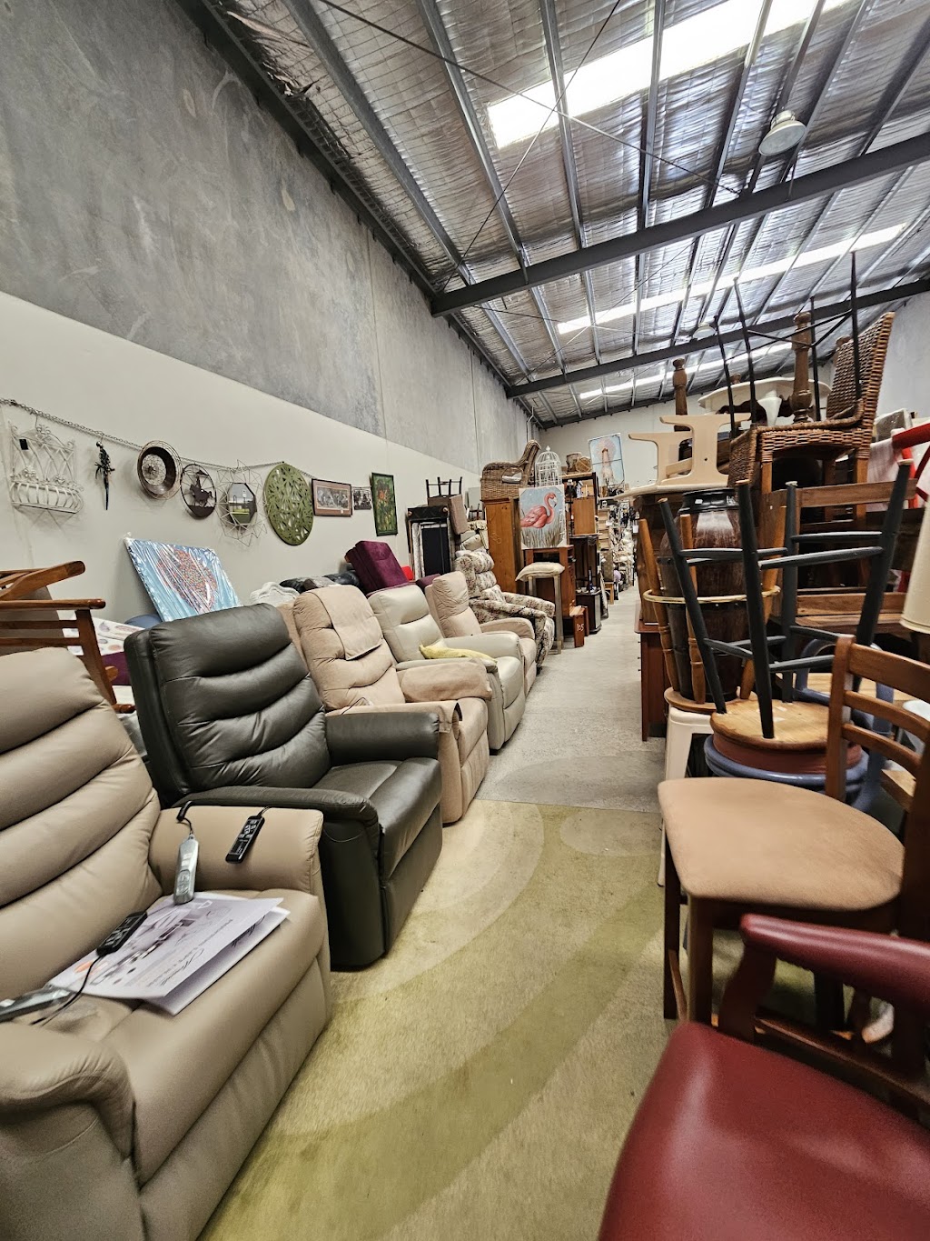 Fiveways New & Used Furniture Sales | 163 Jellicoe St, Newtown QLD 4350, Australia | Phone: (07) 4632 7069
