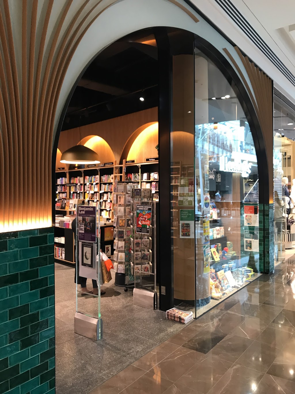 Readings Doncaster | book store | Westfield Doncaster, 619 Doncaster Rd, Doncaster VIC 3108, Australia | 0398100891 OR +61 3 9810 0891