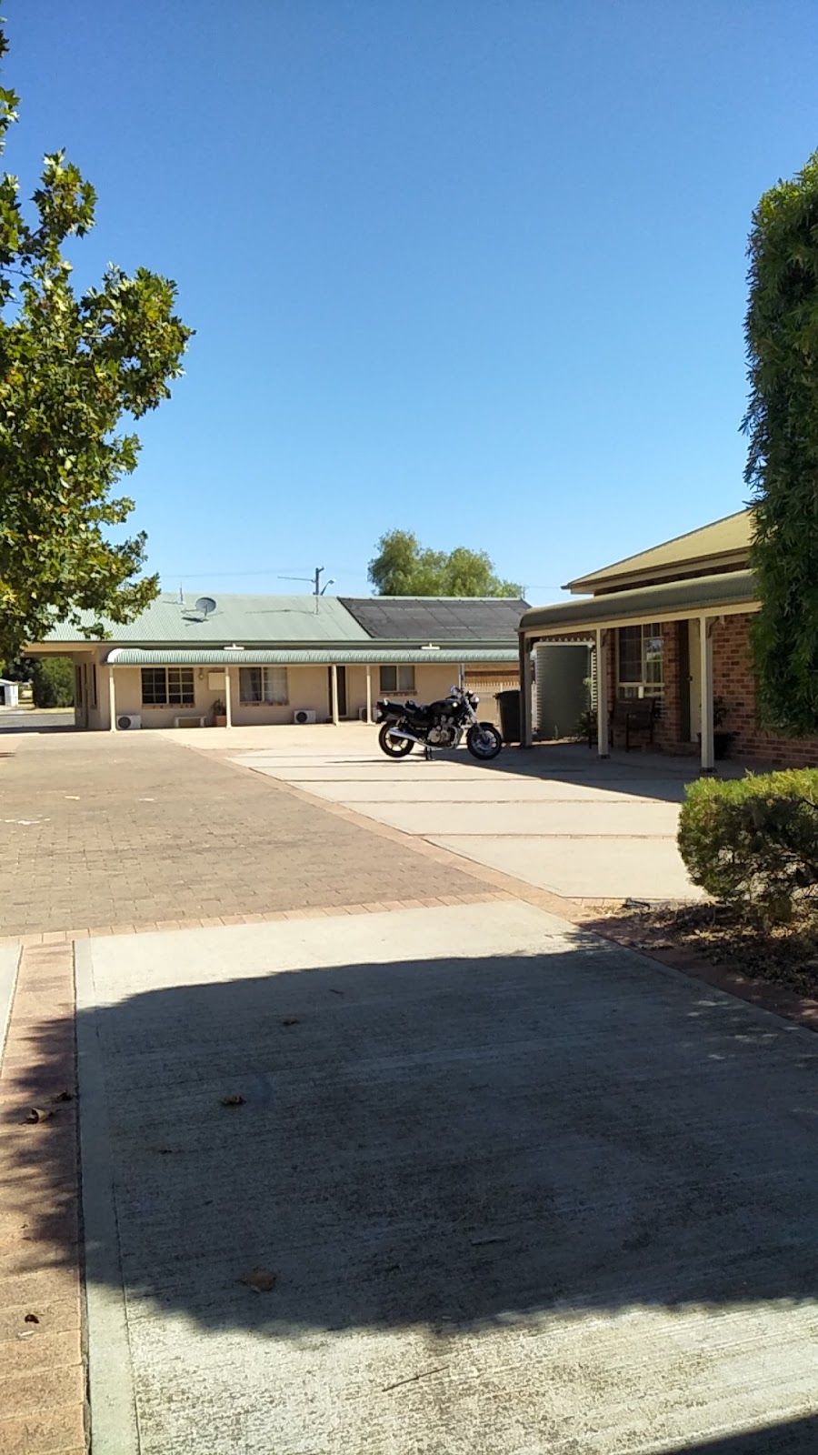 Country Gardens Motor Inn | 75 Grenfell Rd, Cowra NSW 2794, Australia | Phone: (02) 6341 1100