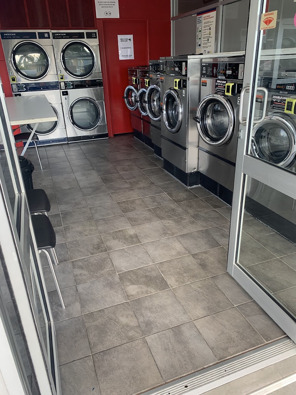 Ace Laundromat Frenchville | 2B/400 Dean St, Frenchville QLD 4701, Australia | Phone: 0487 255 306