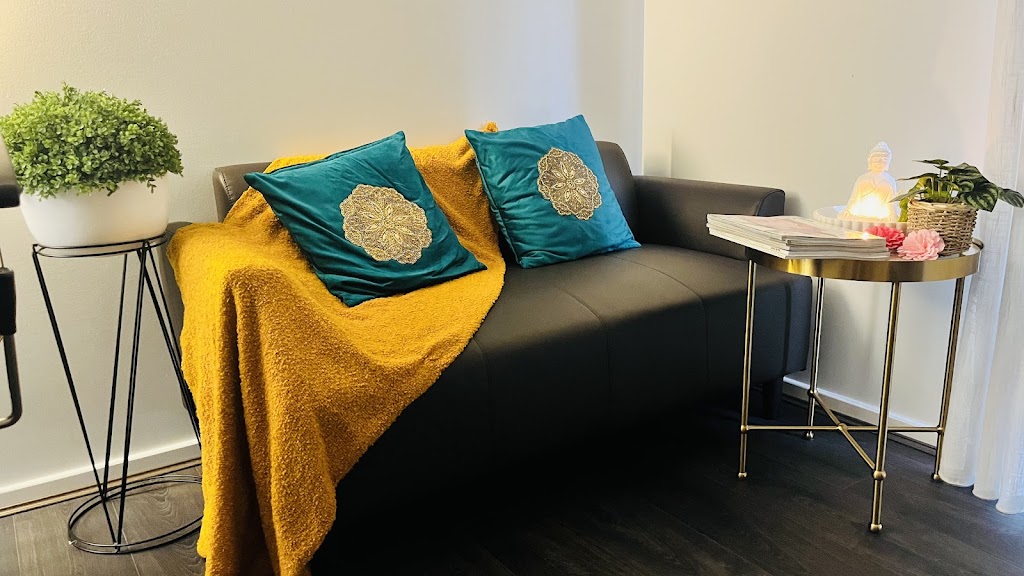 Glow Beauty Lounge Studio | 13 Palmetto Ave, Clyde North VIC 3978, Australia | Phone: 0490 519 216