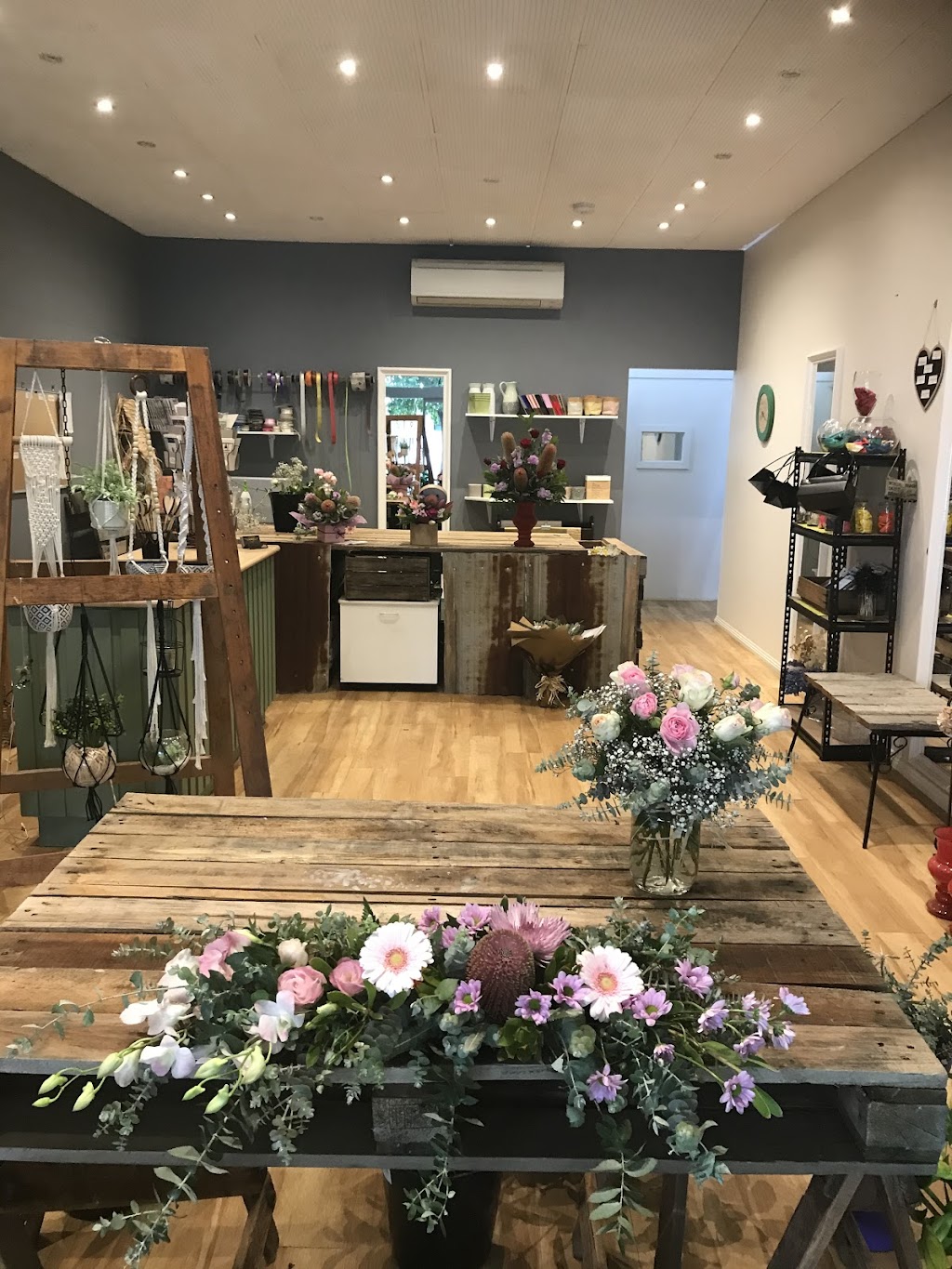 Lanies Flowers |  | 21 Scoresby St, Kerang VIC 3579, Australia | 0400364357 OR +61 400 364 357