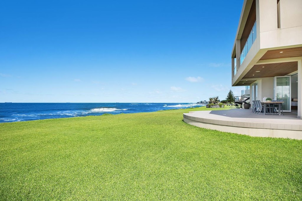The Paradise: Luxury Beachfront | 21 Hargraves St, The Entrance North NSW 2261, Australia | Phone: 0413 278 833