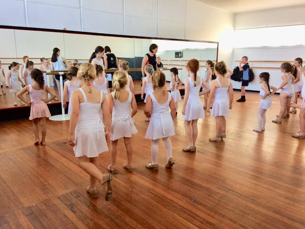 Lisa Pellin Dancers |  | 18 Watson Rd, Leongatha VIC 3953, Australia | 0356625452 OR +61 3 5662 5452